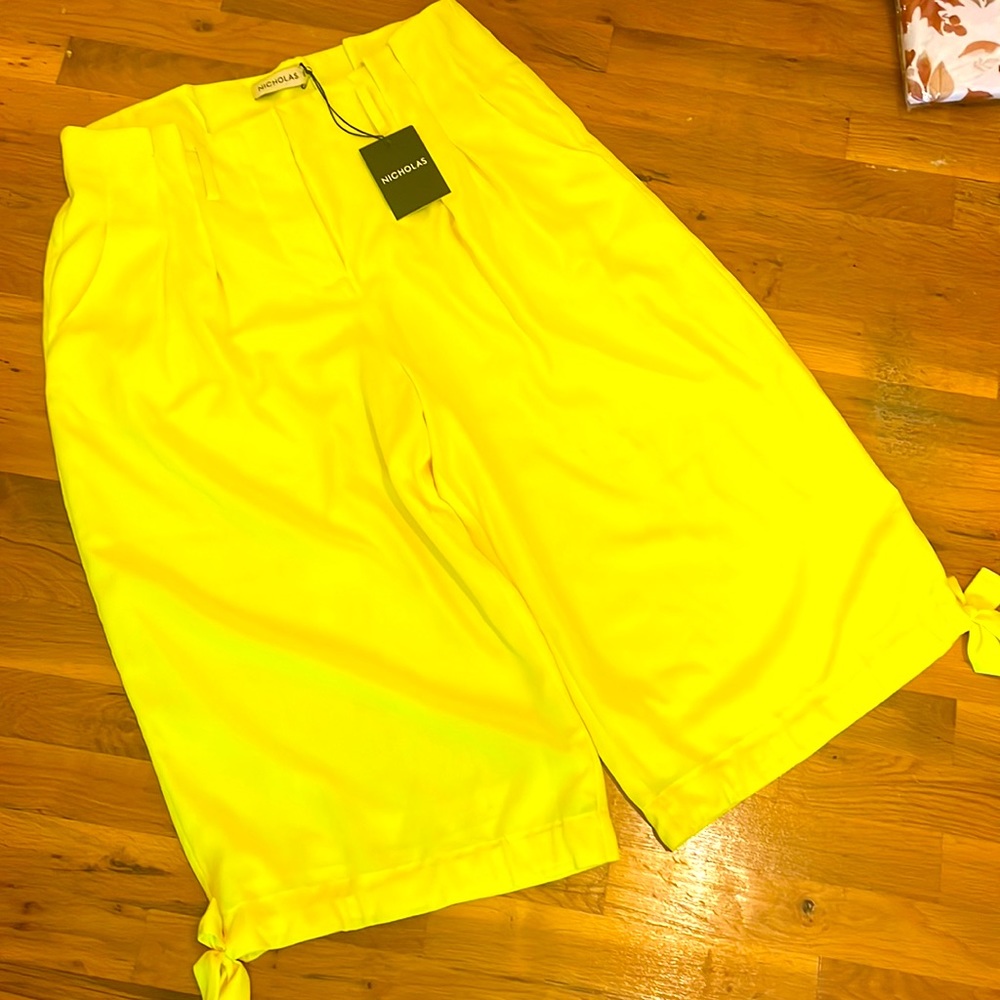 NWT Nicholas cropped neon yellow pants!